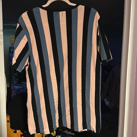 Near new men’s Canadian design Buffalo David edition stripped T-shirt. Size XL. - Picture 3 of 3